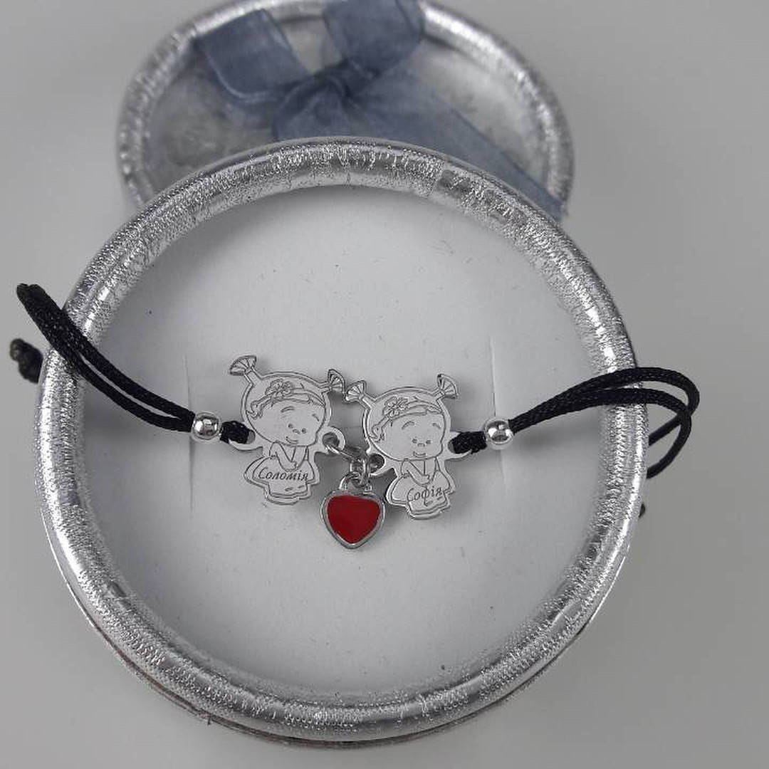 

Серебряный мама-браслет на шелковой ниточке с фигурками деток Браслет красная нить