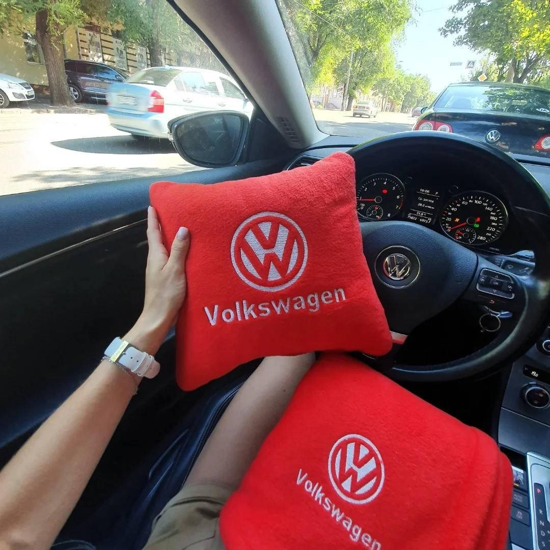 

Плед с подушкой в машину с логотипом авто Volkswagen