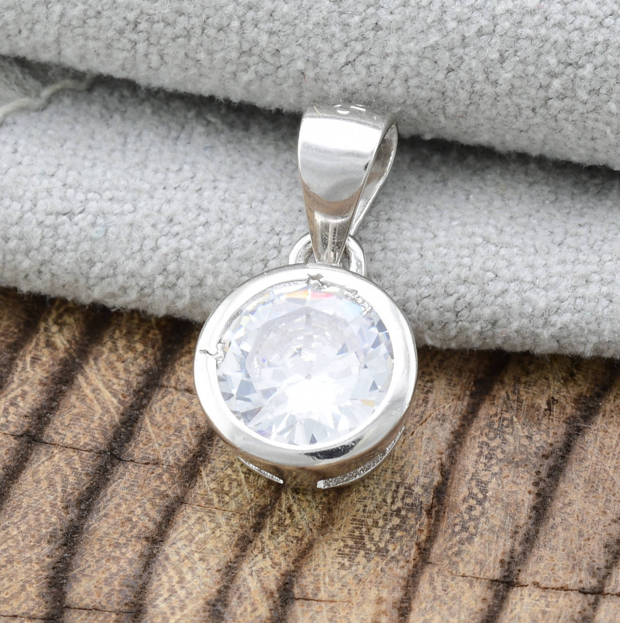 

Серебряный кулон ТС540010 размер 15х7 мм вставка белые фианиты вес 1.15 г