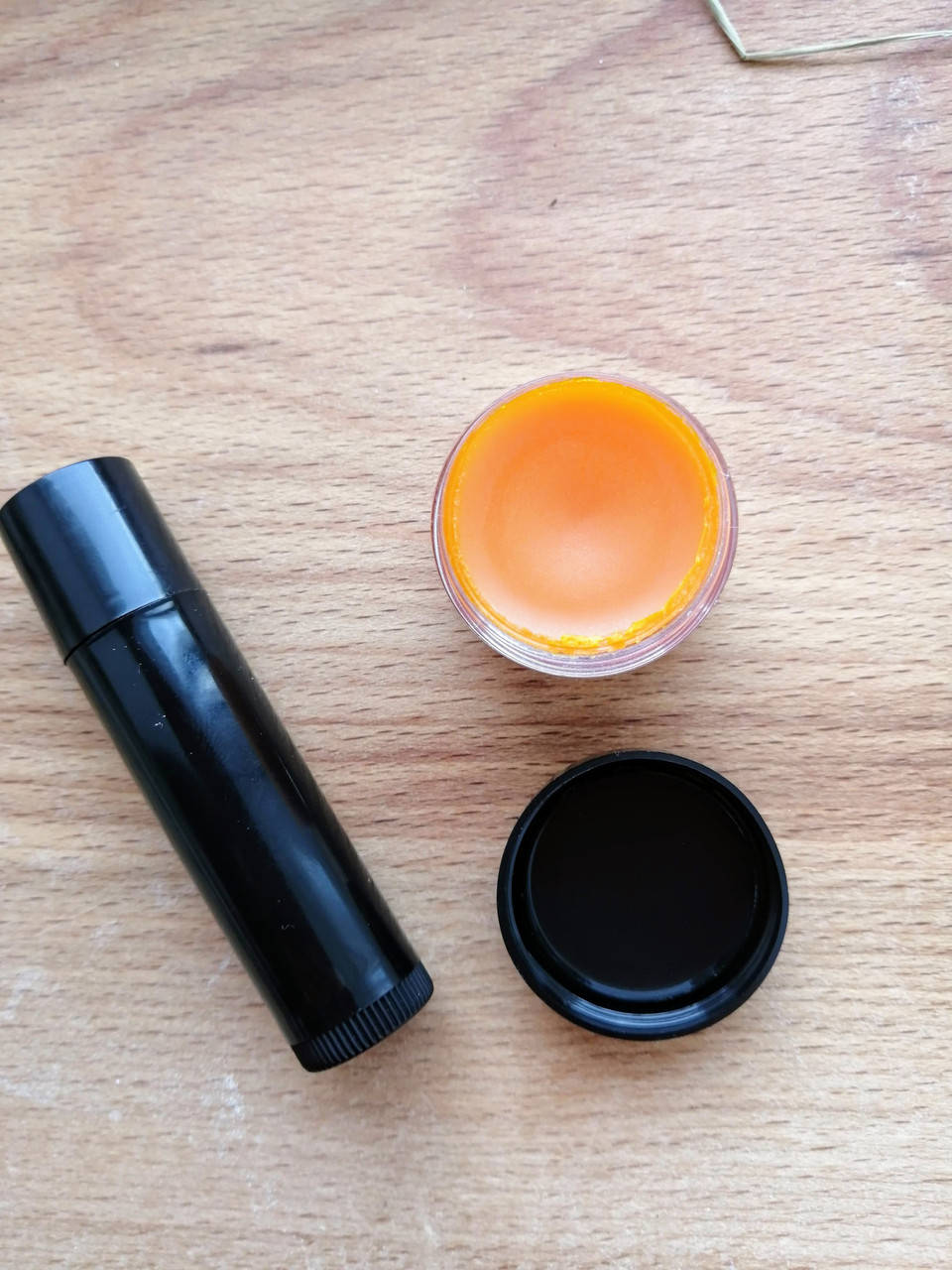 

Бальзам для губ мед и облепиха ( органическая губная помада)