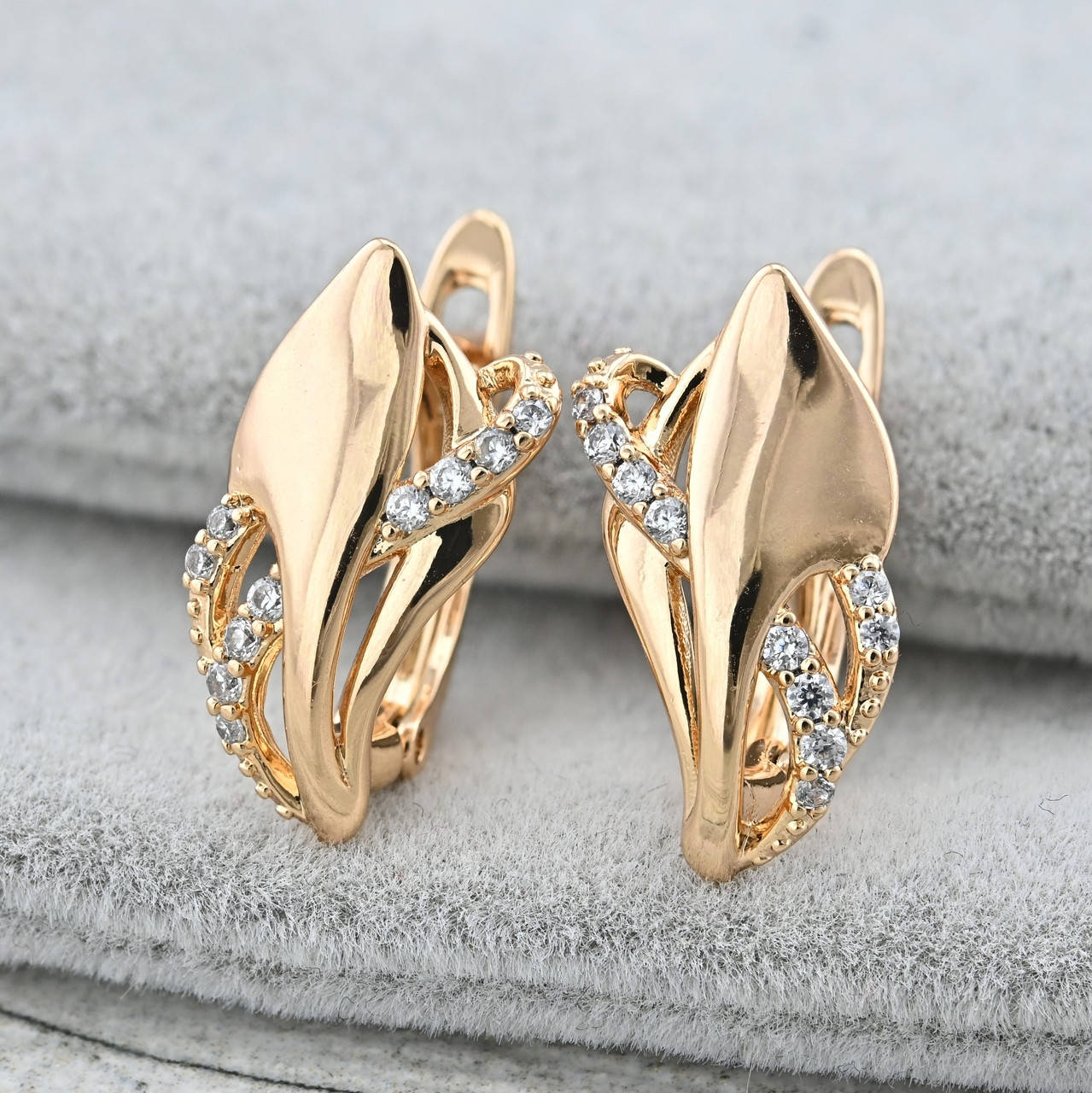 

Серьги Xuping 35555 размер 17х10 мм белые фианиты вес 2.6 г позолота 18К