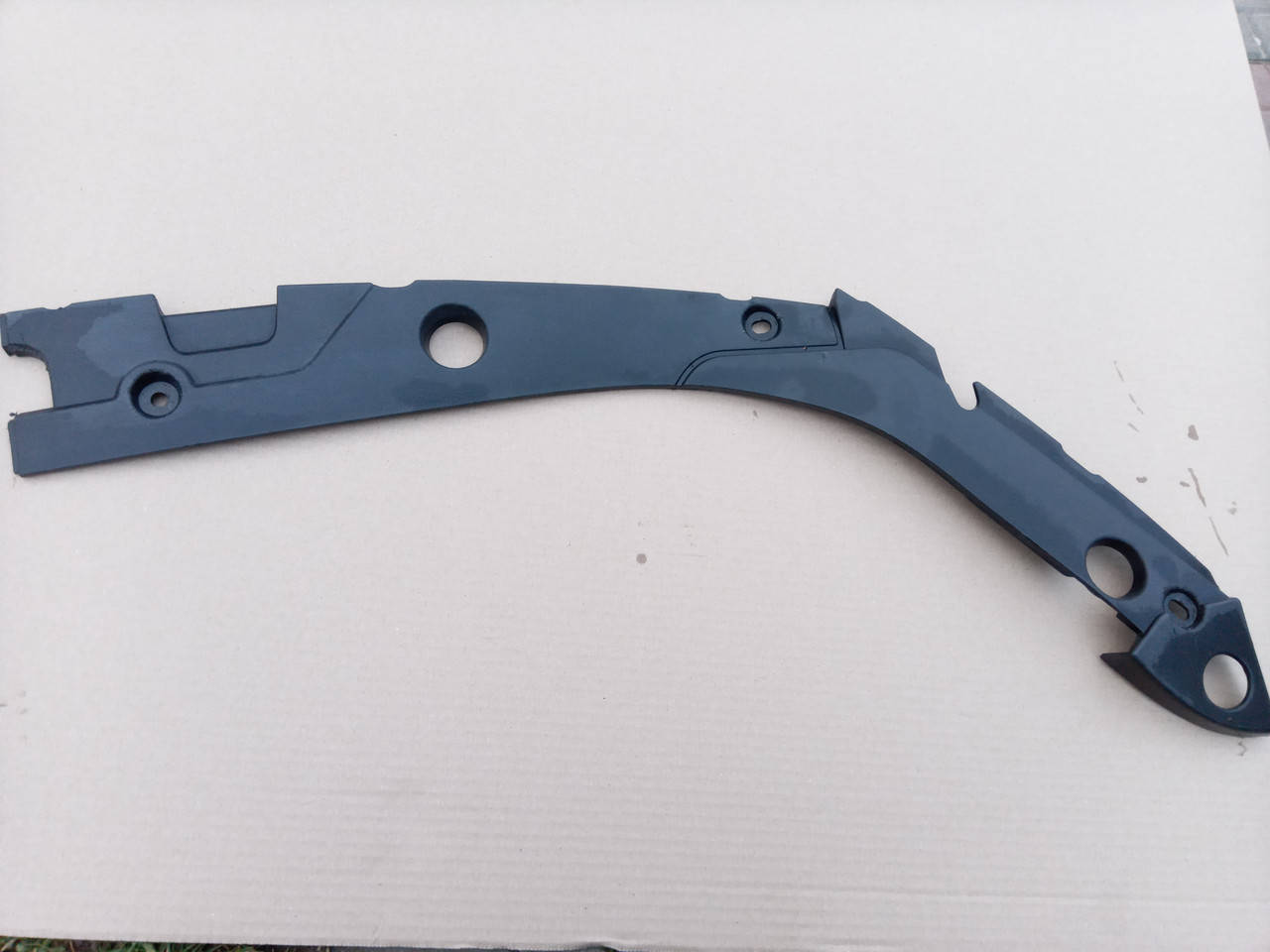 

Накладка передньої панелі права б/у Рено Сценік 2 8200187674