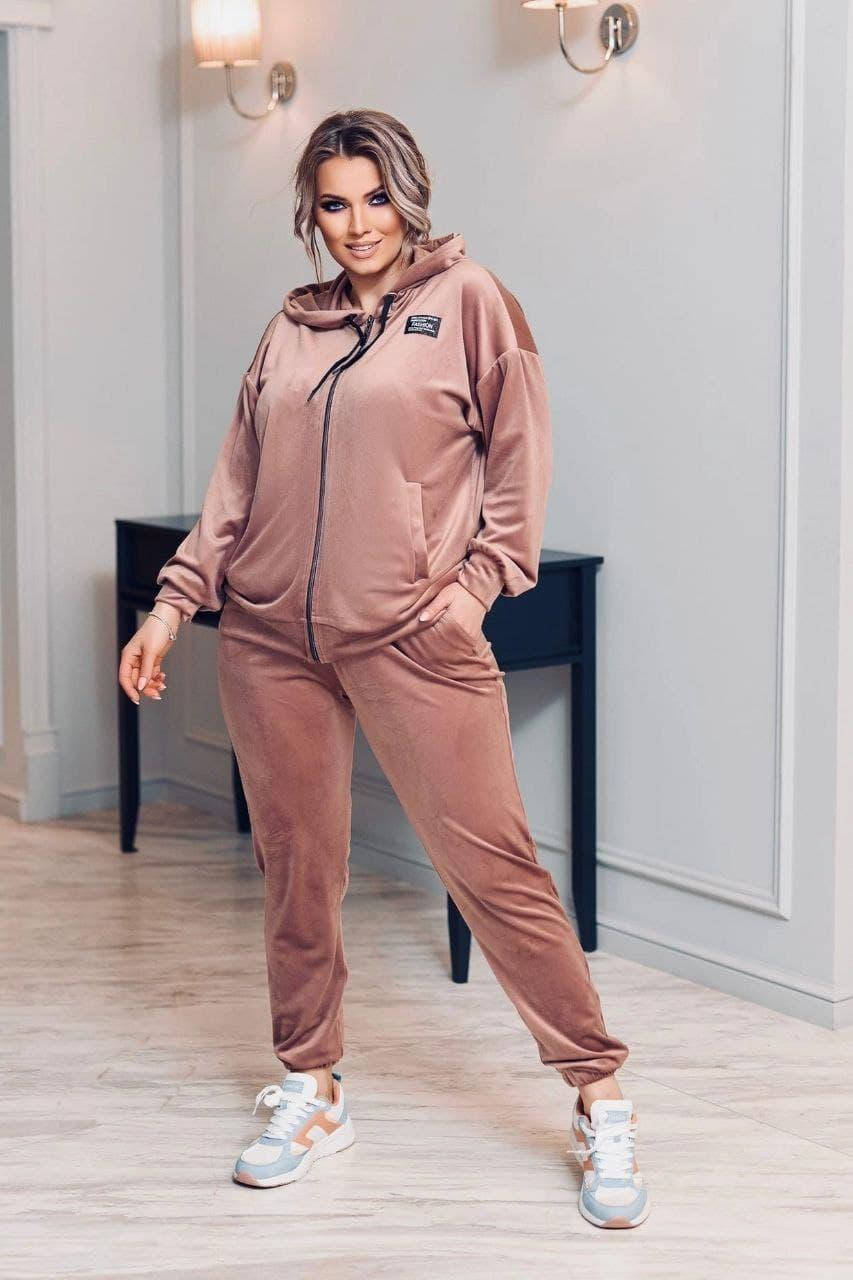 

Женский спортивный костюм на змейке с капюшоном Модель 024.46.59 велюр норма/батал шоколад, 58/60