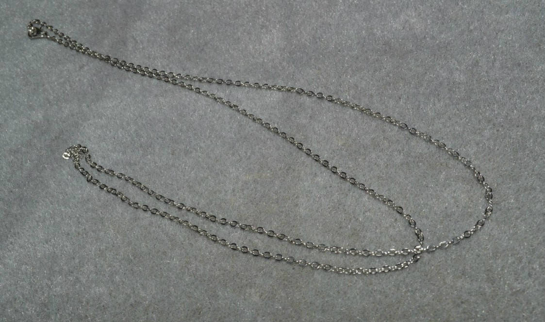 

Цепочка серебрянный цвет. 70 см .2,5 мм