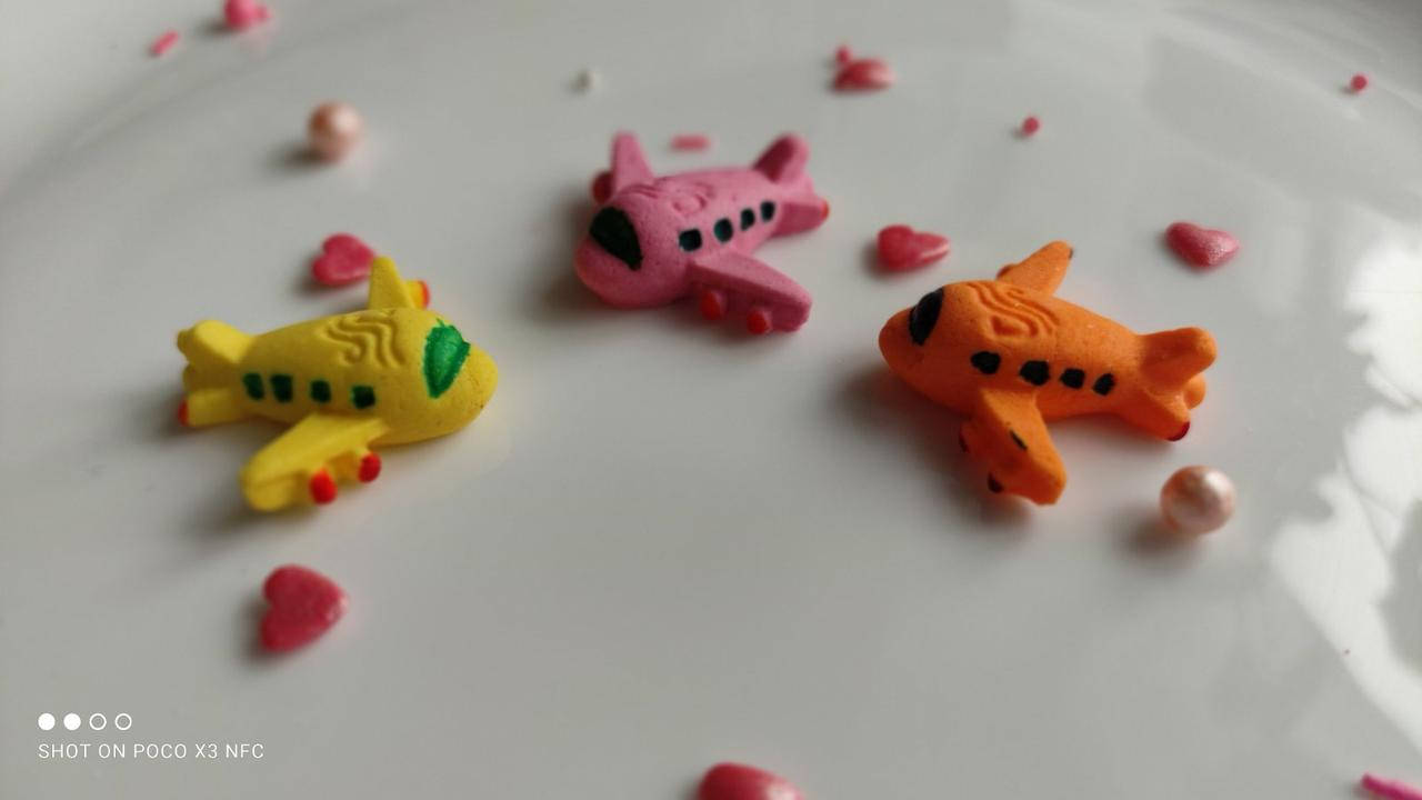 

Сахарный самолет для украшения кондитерских изделий