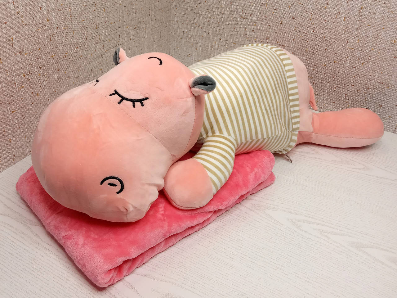 

Мягкая игрушка с пледом внутри "Бегемотик" розовый