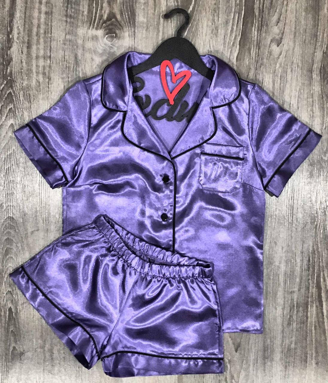 

Сиреневая атласная пижама с кантом рубашка и шорты.