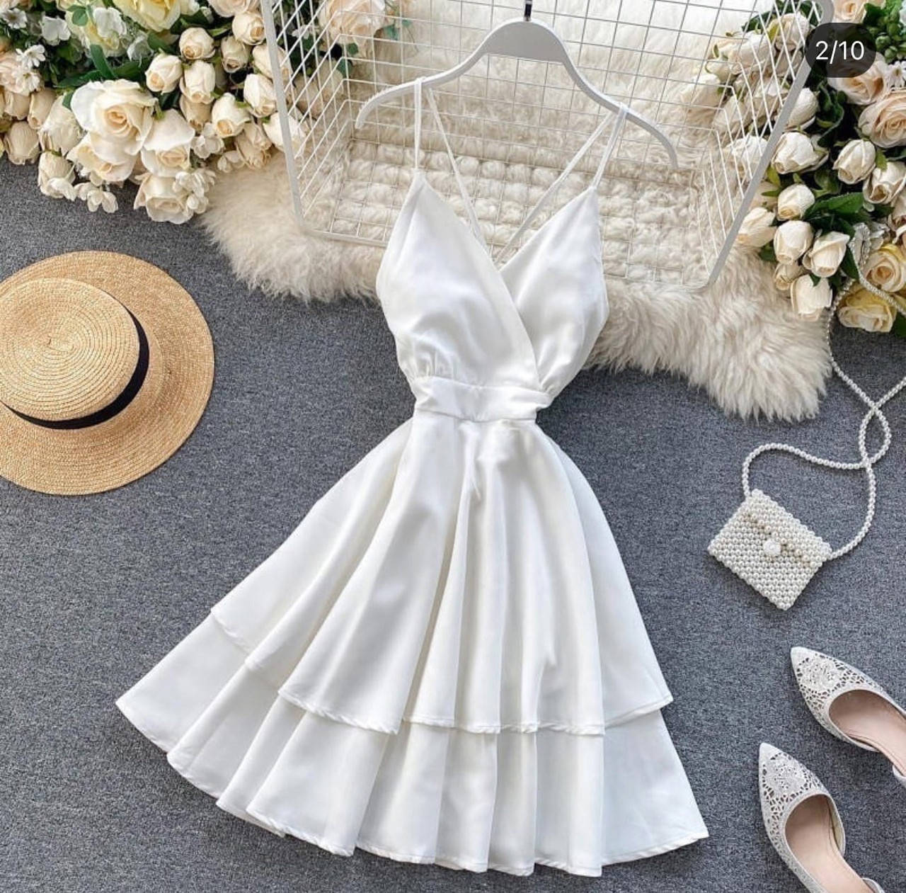 

Летнее женское расклешенное платье на тонких бретелях с имитацией запаха