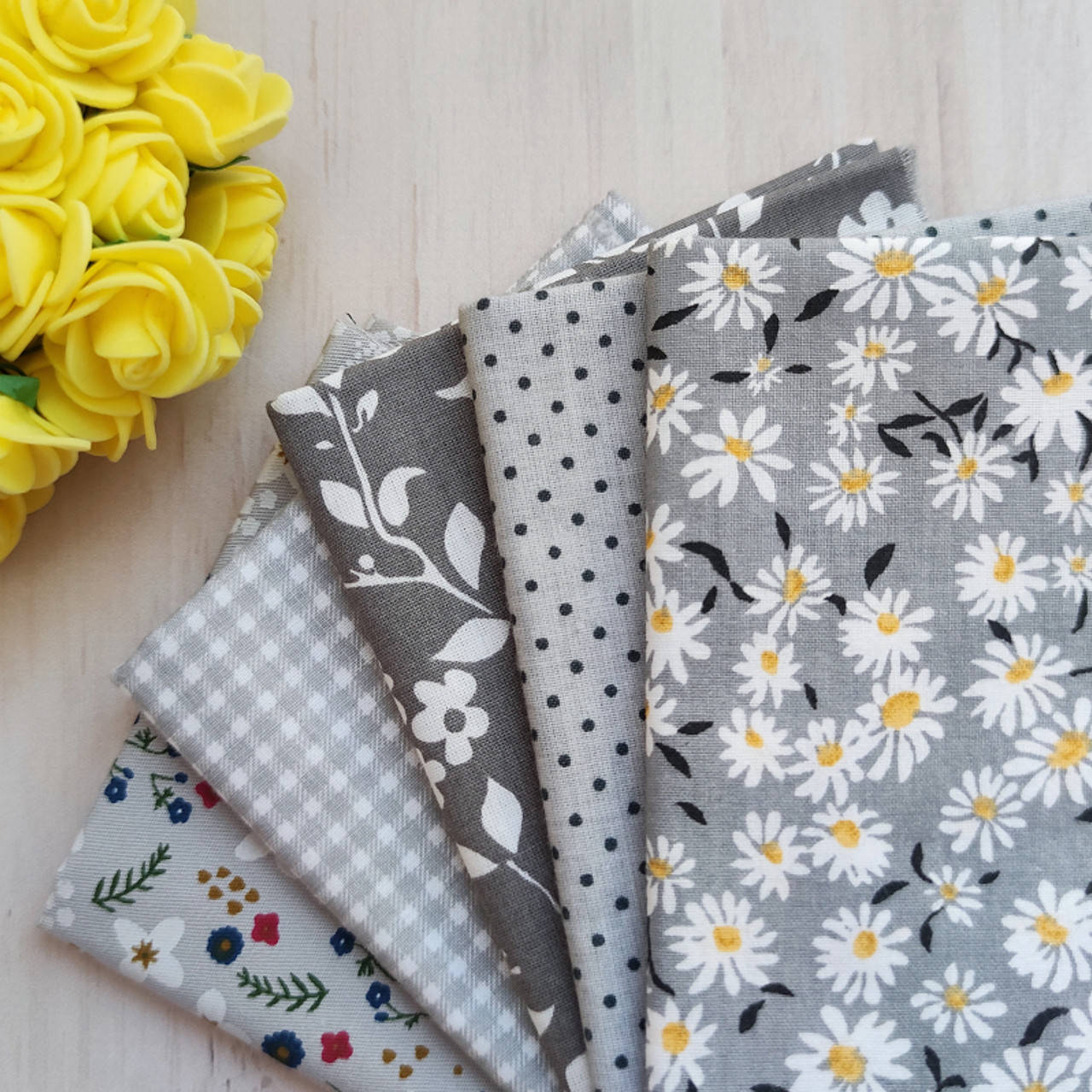 

Набор хлопка для рукоделия из 5 отрезов в сером цвете