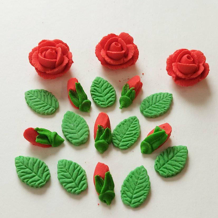 

Сахарное украшение на торт Роза красная с бутонами и листочками.