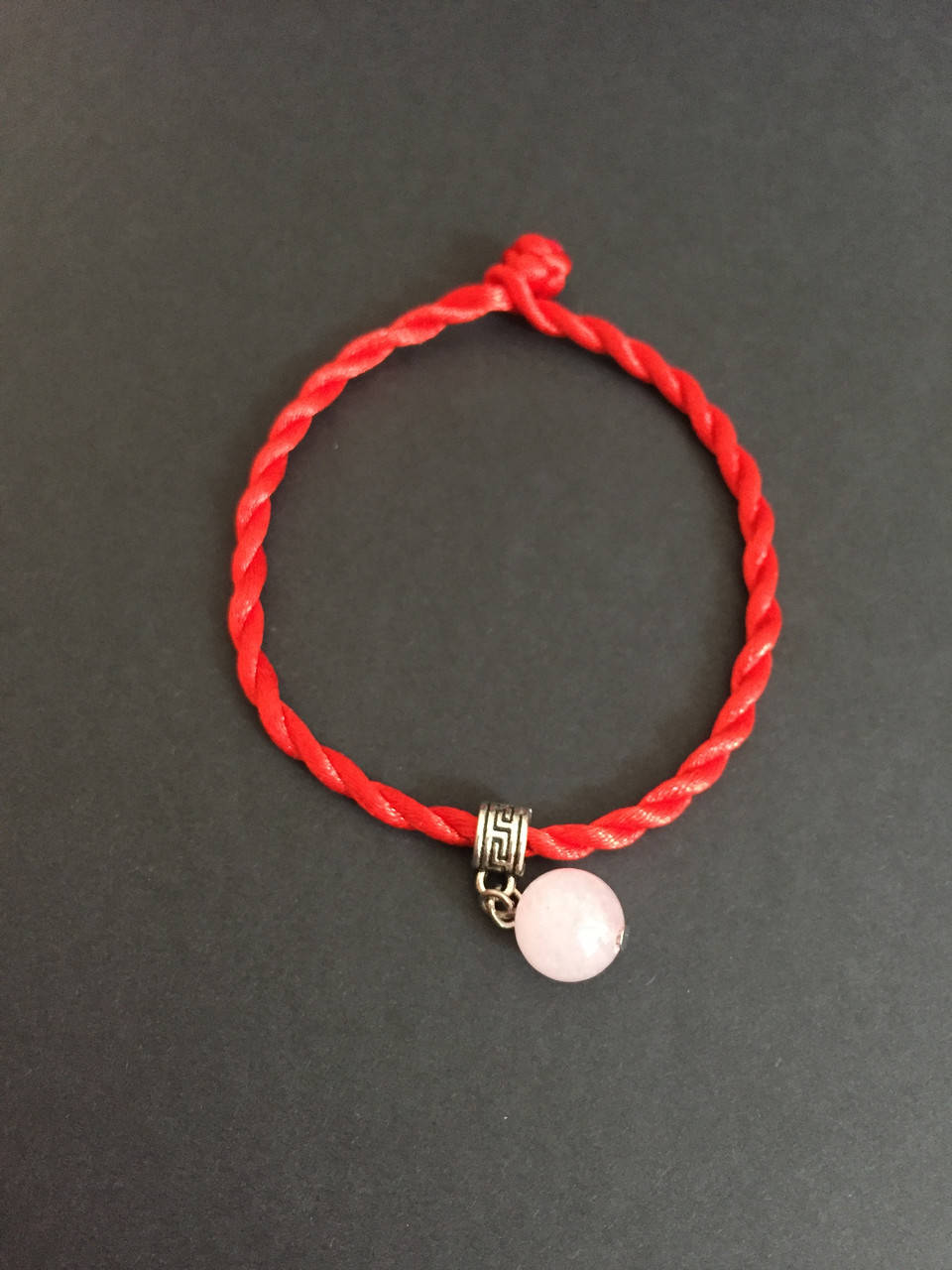 

Браслет красная нить оберег от сглаза с камнем Розовый кварц