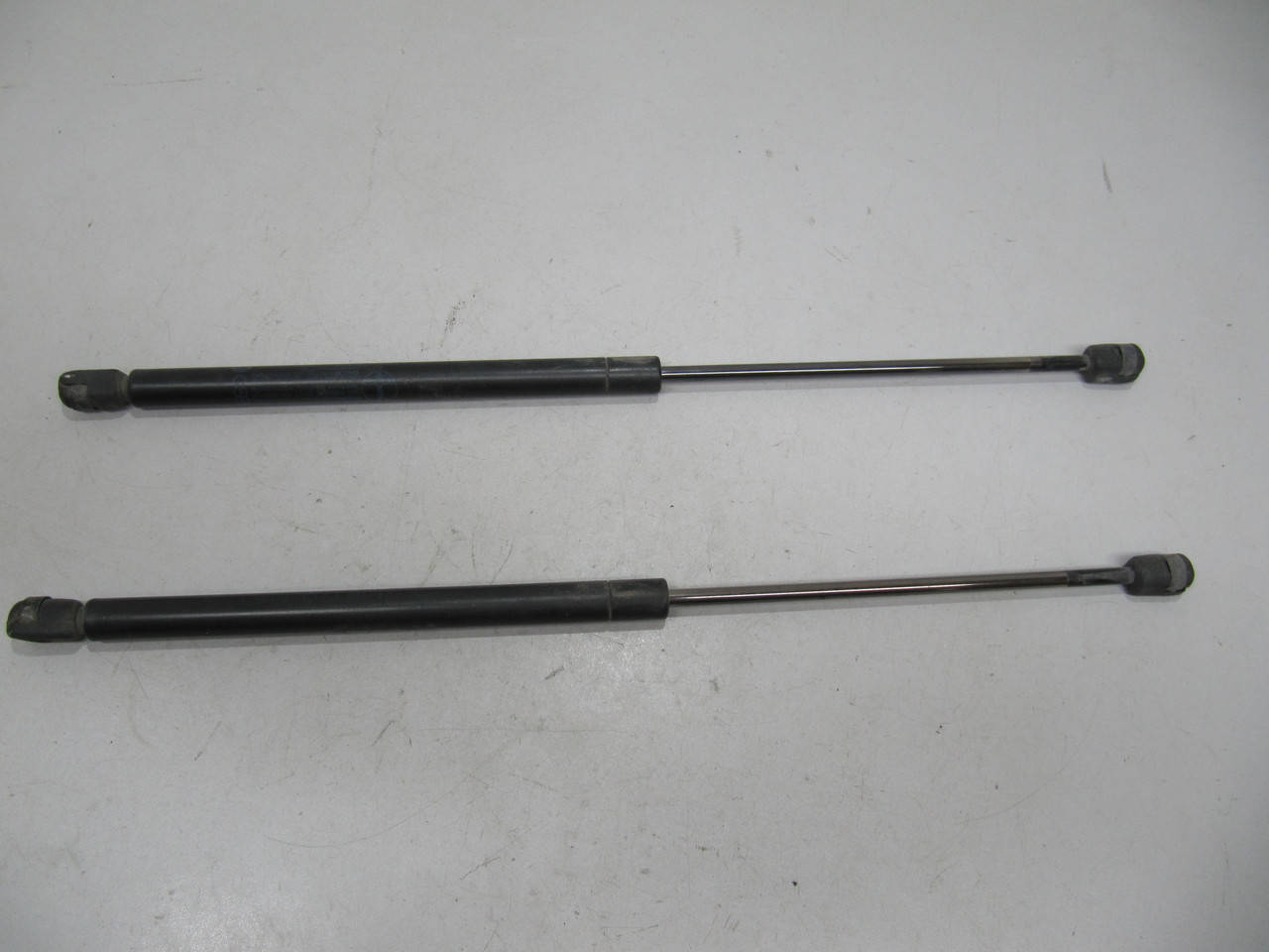 

Амортизаторы толкатели задней крышки багажника кляпы пара Гольф2 Golf 2 Оригинал