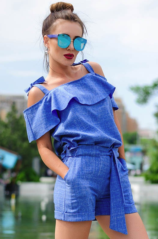 

Костюм с шортами из льна и майкой с широким воланом на груди 46, голубой