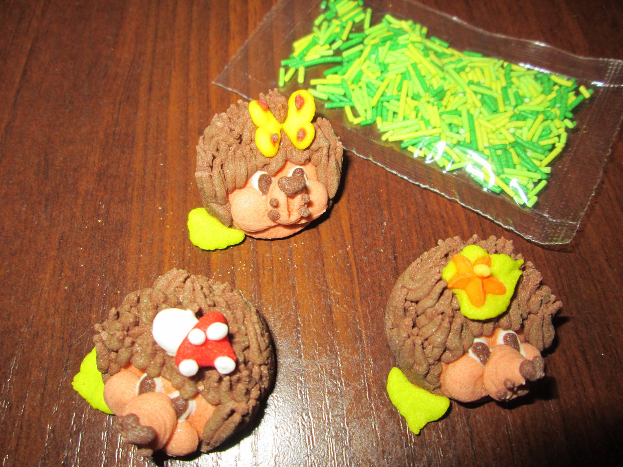 

Украшение на торт "Ежики"