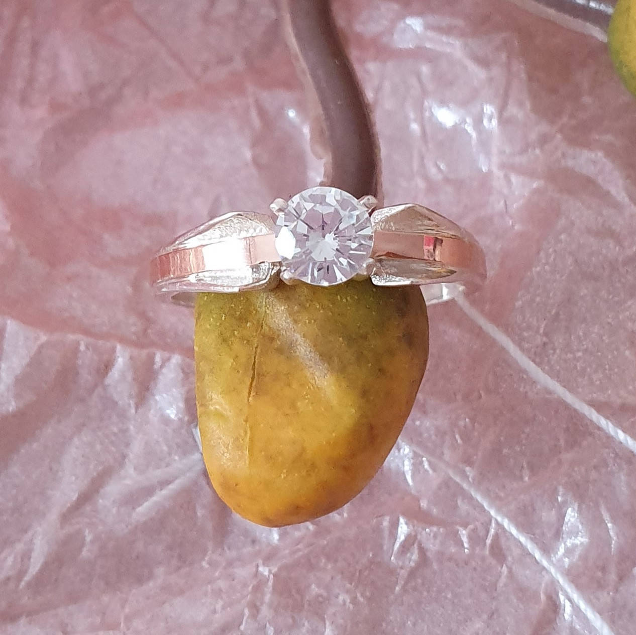 

Срібна каблучка із золотими вставками та одним великим фіанітом