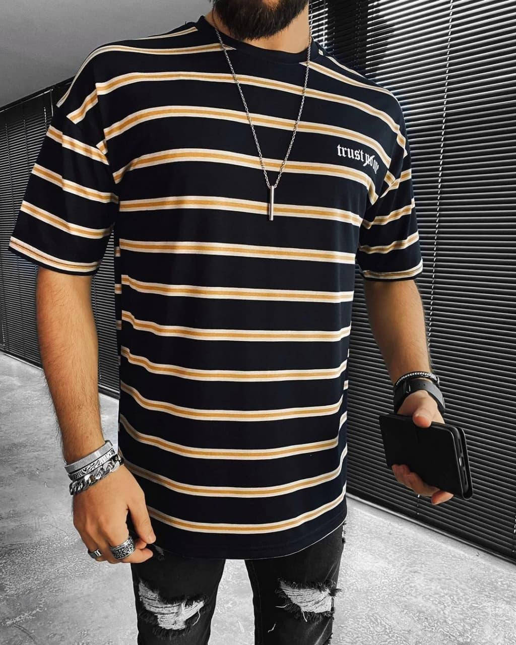 

Мужская стильная оверсайз футболка в полоску (черная) M