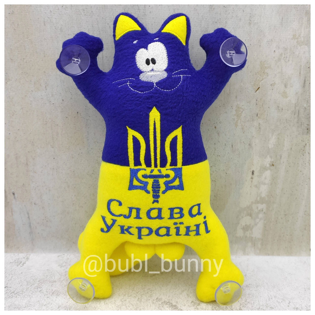 

Мягкая игрушка кот в авто на присосках "Слава Україні"