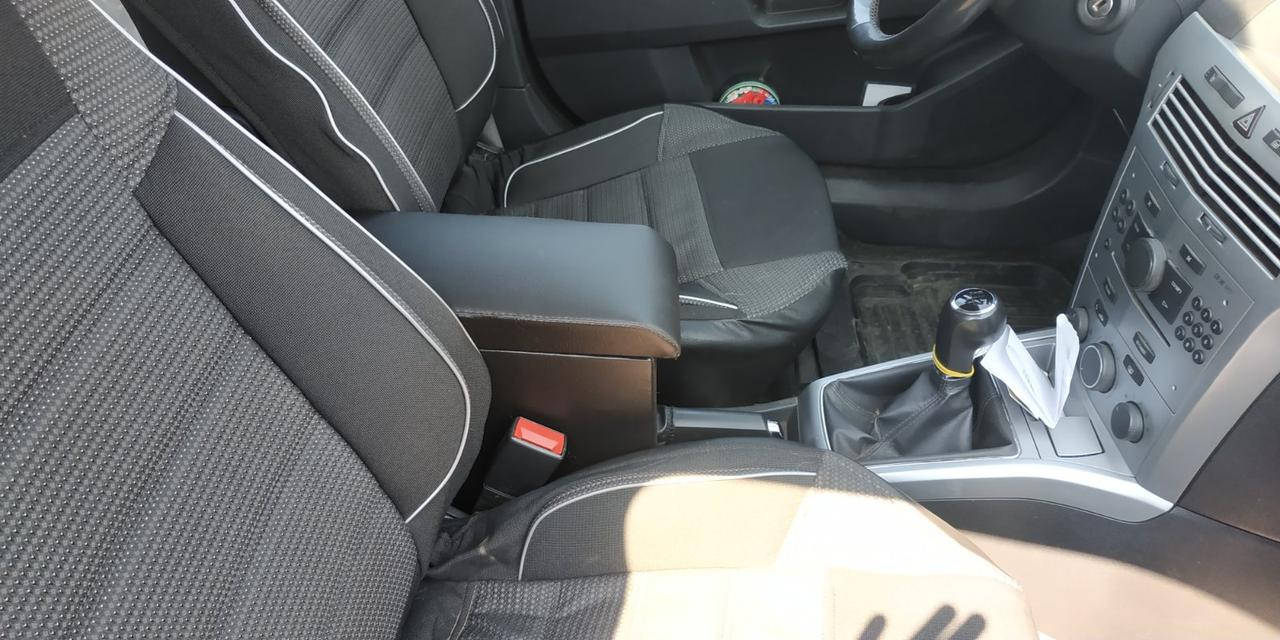 

Подлокотник Opel Astra H (Опель Астра H) черный