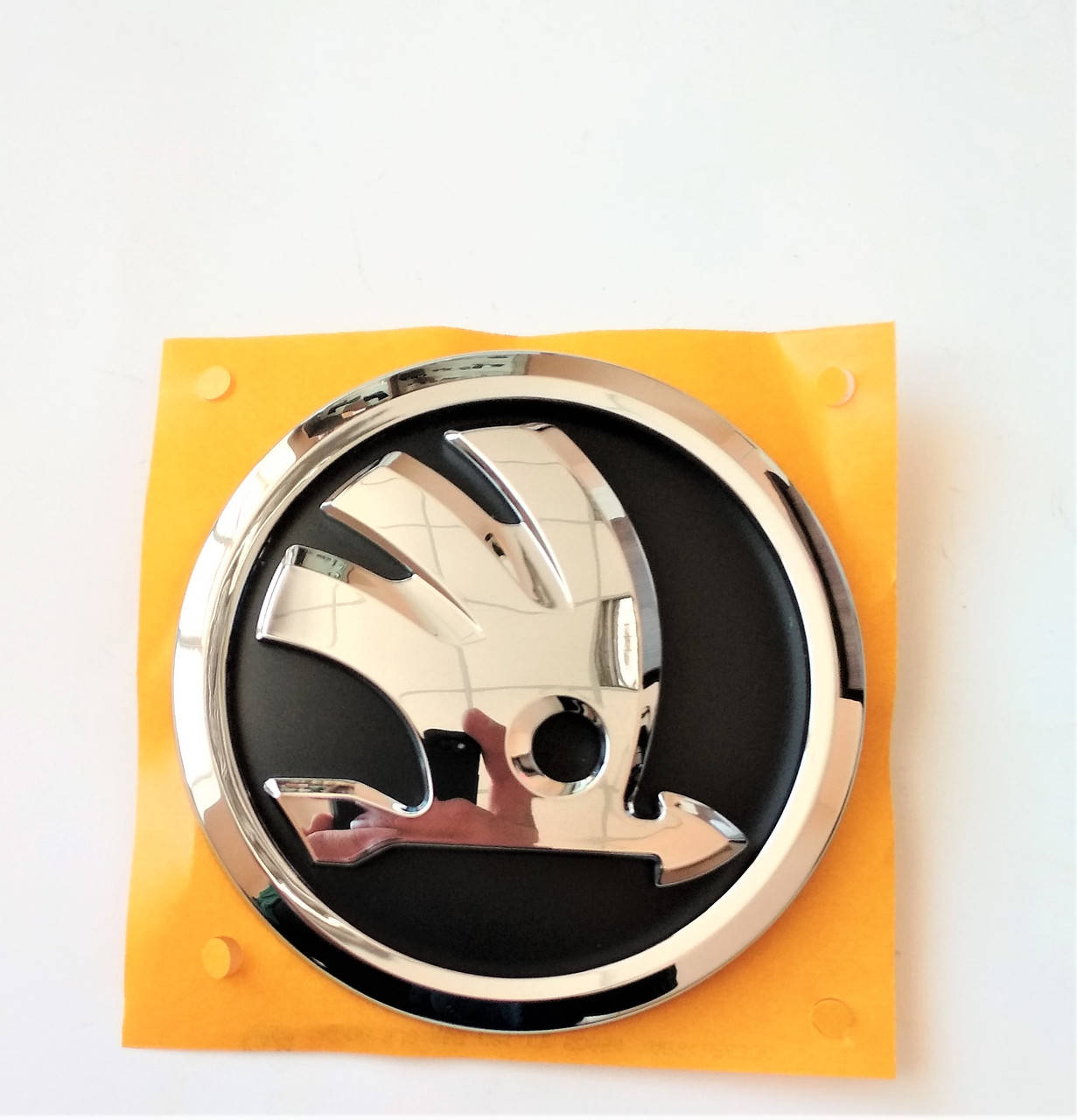 

ОРИГИНАЛЬНАЯ эмблема Шкода Skoda черная с хромом нового образца SkodaMag