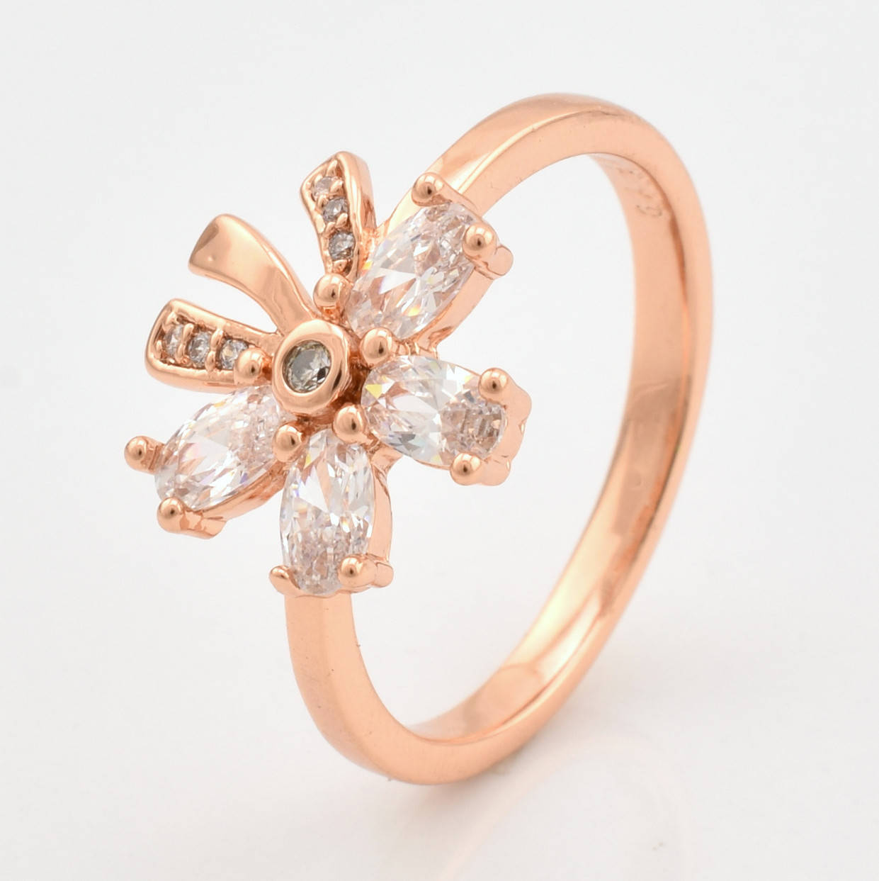 

Кольцо Xuping 10378 белые фианиты позолота РО размер 19