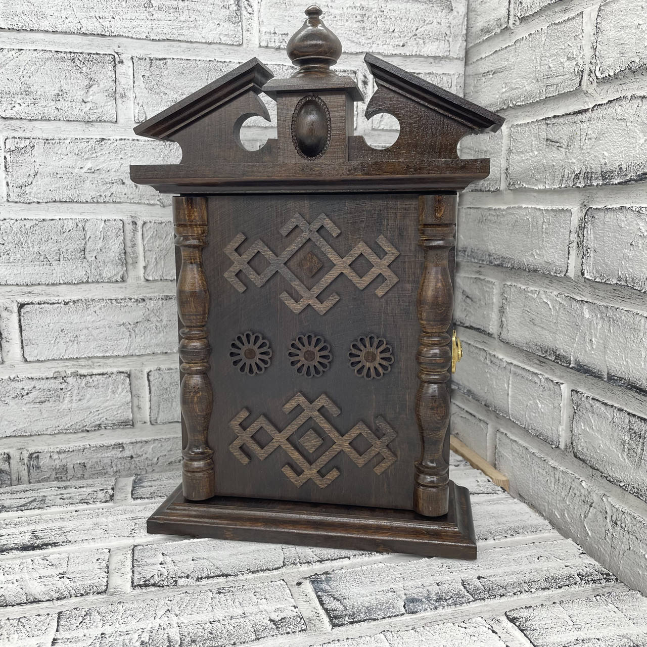 

Ключница настенная деревянная ручной работы на 6 гачков