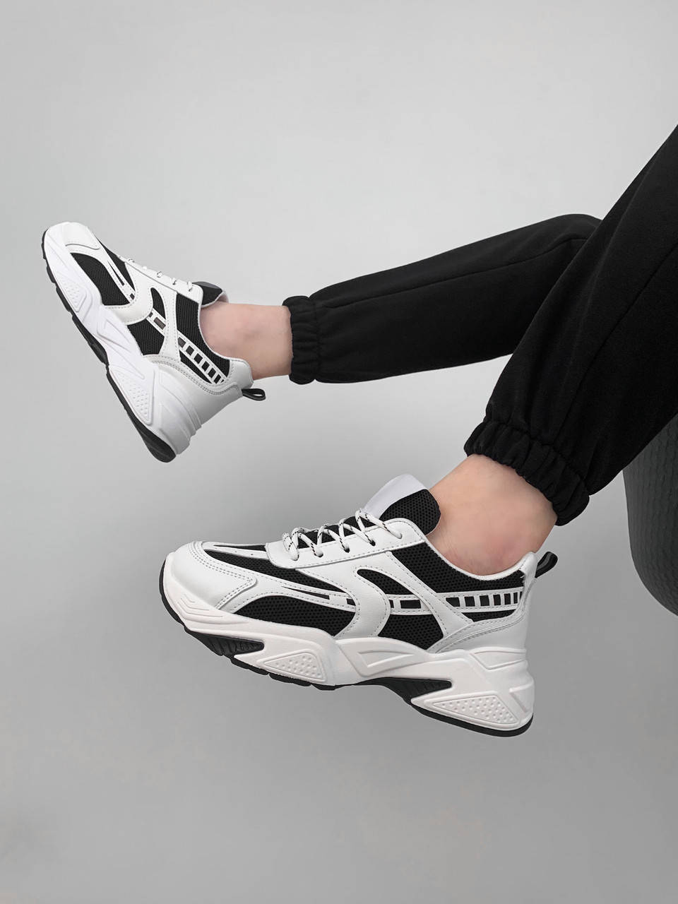 

Черно-белые кроссовки 37, Черно-белый