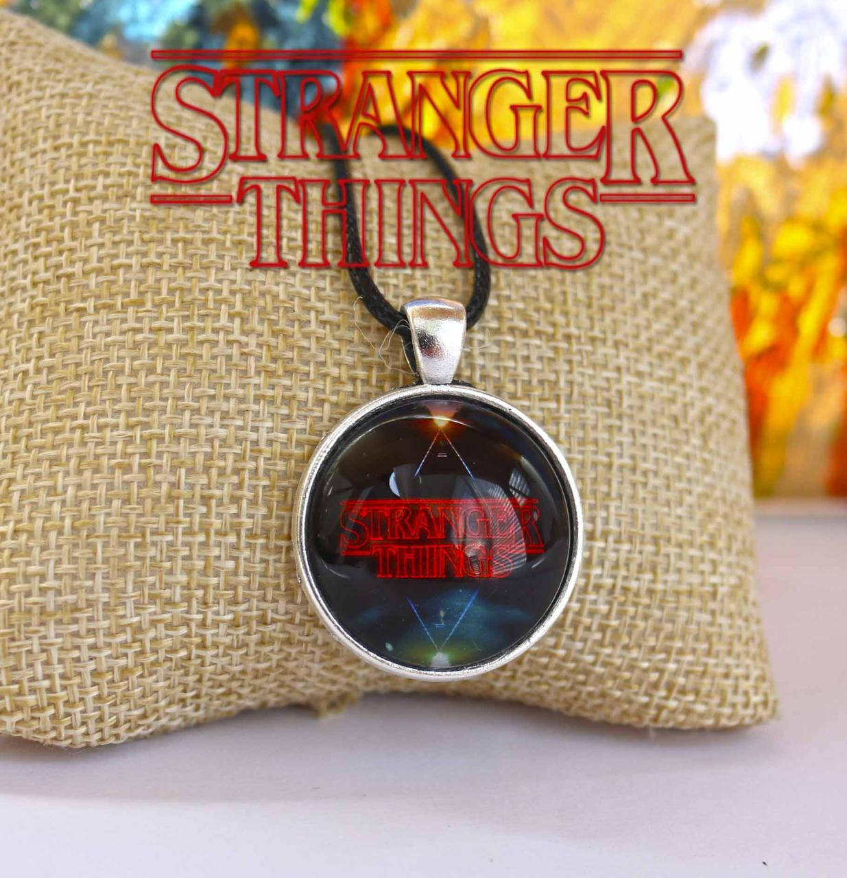 

Подвеска с надписью сериала Очень странные дела/Stranger Things