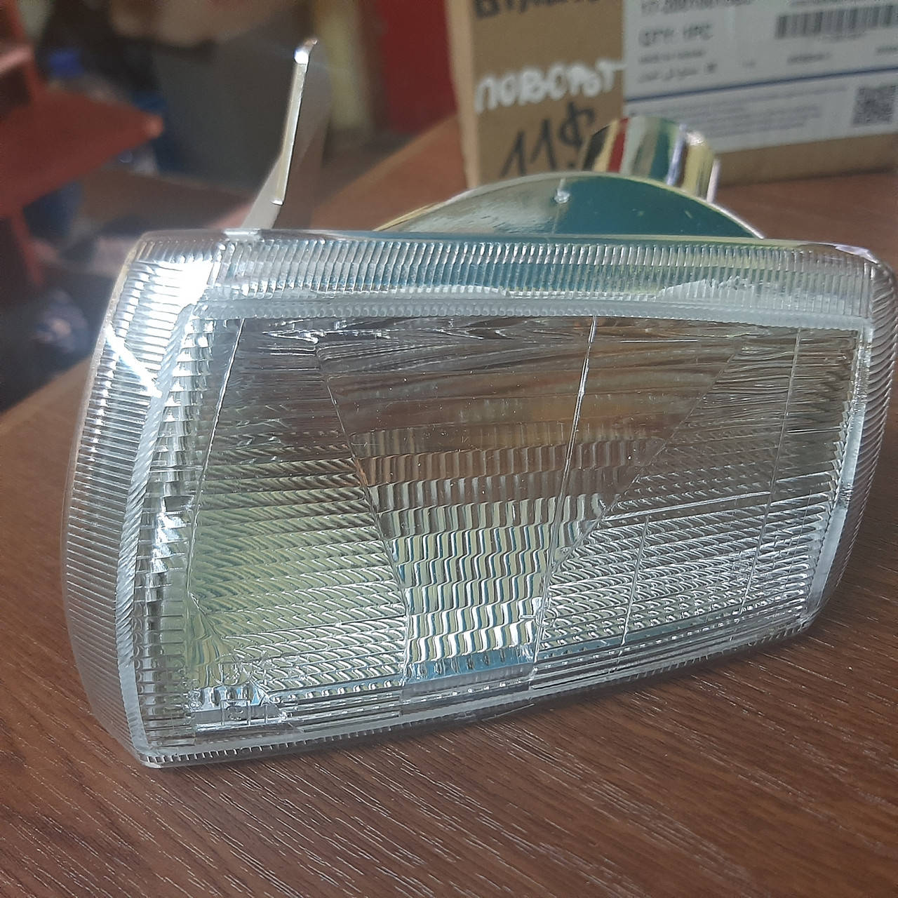 

Указатель поворота правый Peugeot 205 білий 5722201E