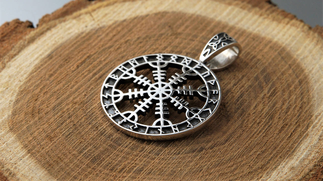 

Кулон шлем ужаса в круге из рун футарк мужской оберег серебро ручная работа украшения викингов27