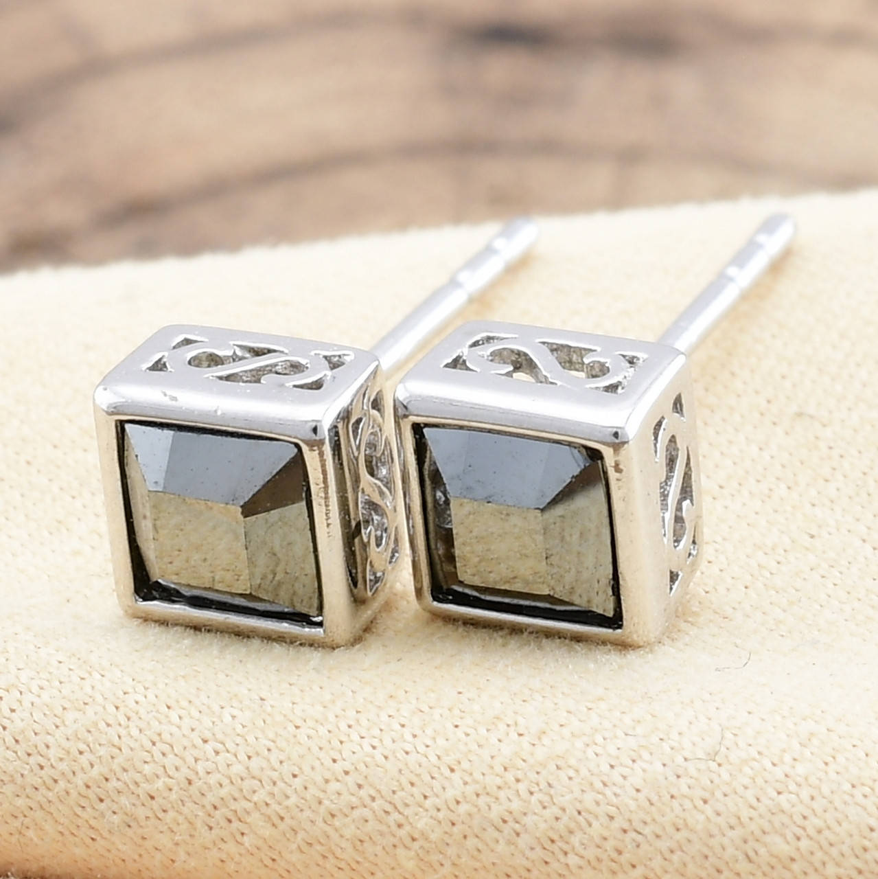 

Серьги Xuping с кристаллами Swarovski 97332 размер 6х6 мм цвет серебряная ночь вес 1.3 г позолота Белое Золото