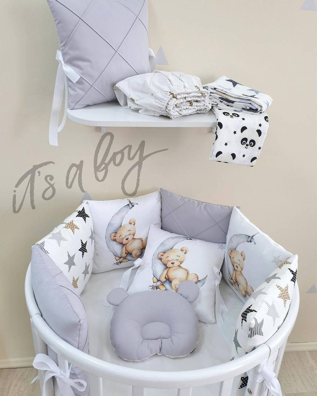 

Серые бортики подушки "Its a boy" в кроватку