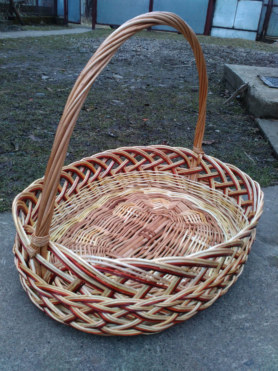 

Плетеный поднос из ручкой из лозы