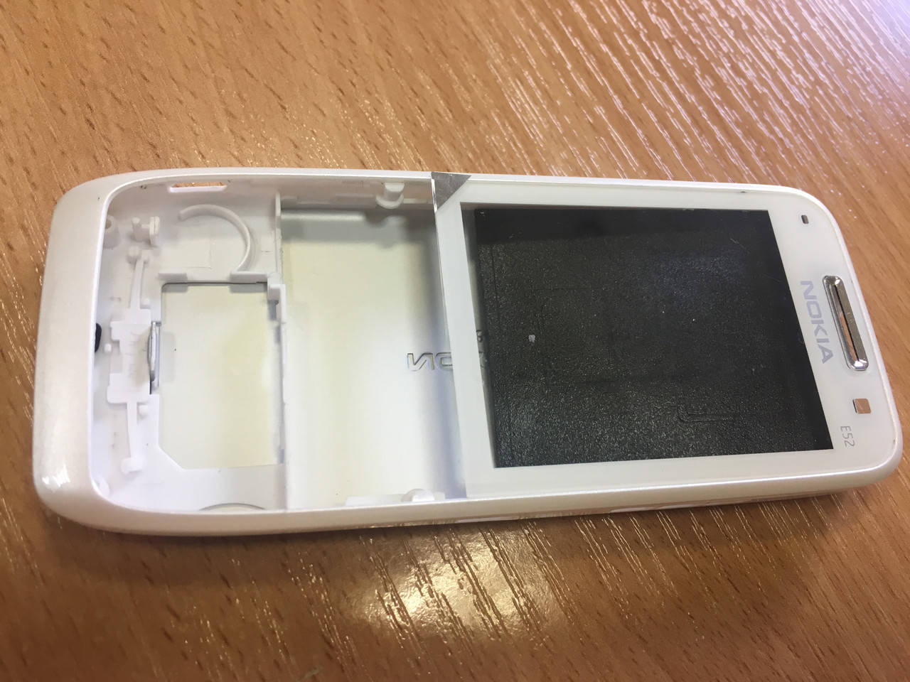 

Корпус для Nokia E52 полный,со средней частью и метал.крышкой -белый