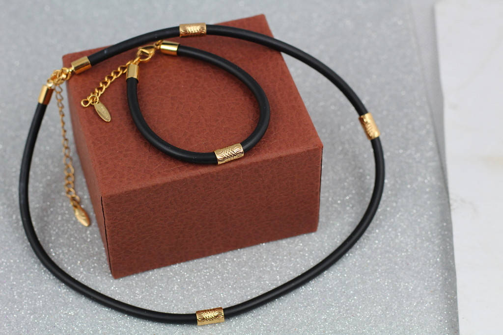 

Набор каучук Xuping Jewelry 42 см 4 мм с браслетом с золотыми шармами