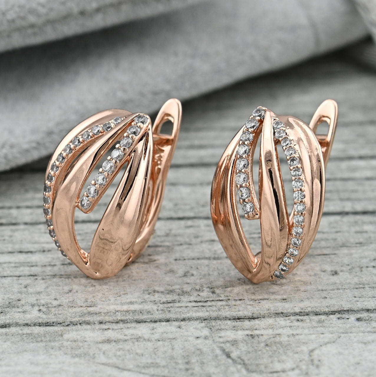 

Серьги Люси 36351 размер 17х12 мм белые фианиты вес 3.3 г позолота РО