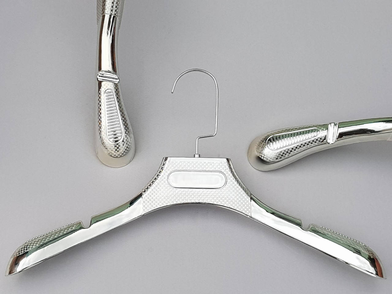 

Длина 39 см. Плечики вешалки пластмассовые серебристого цвета с антискользящим ребристым плечом