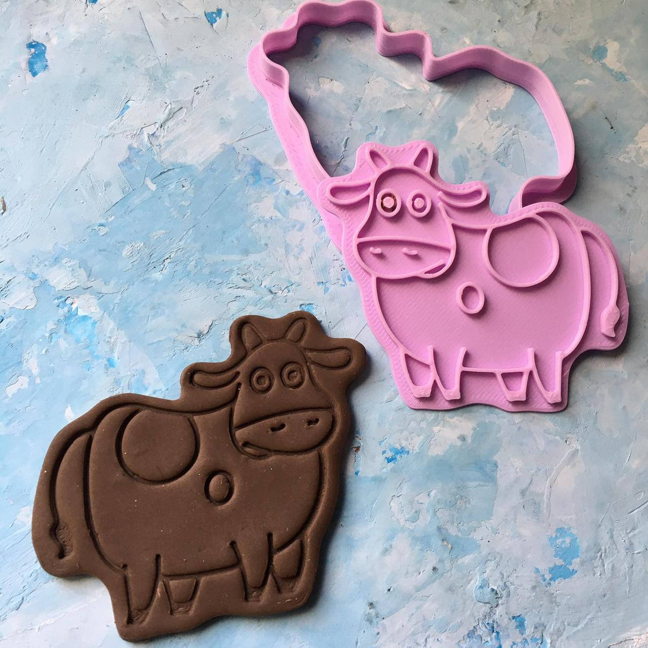 

Вирубка зі штампом "Синій трактор, Корова" / Вырубка - формочка для пряников "Синий трактор, Корова"