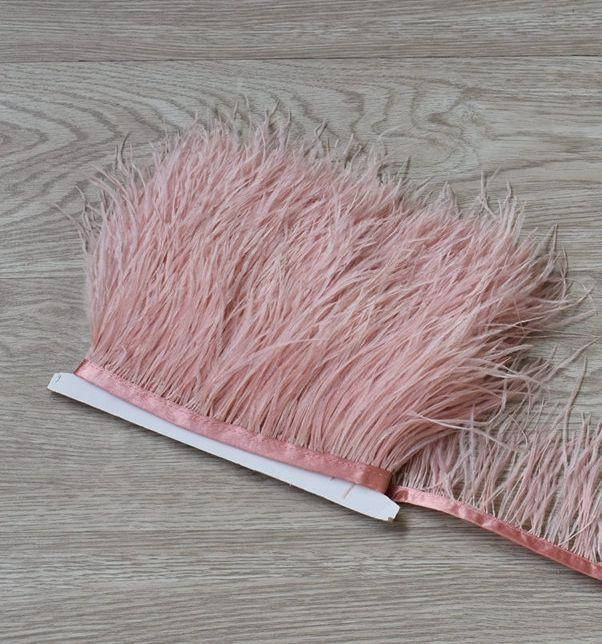 

Перьевая тесьма страусиная Цвет Пудрово Розовый Перо 9-15см Цена за 0,5м