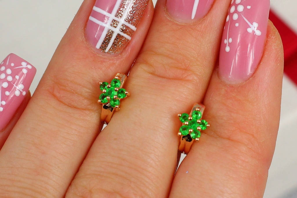 

Серьги детские Xuping Jewelry цветочки 5 лепестков с зелеными камешками 1 см золотистые