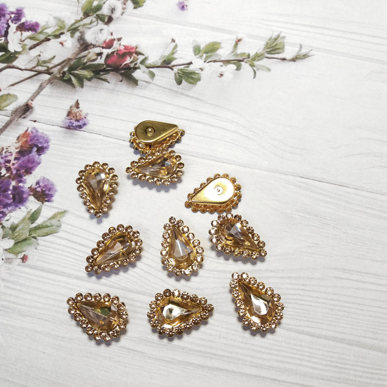 

Страз капля акрил 1,8*1,2 см в металлической пришивной оправе