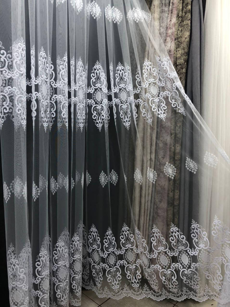 

Фатиновая тюль с красивой вышивокой . Цвет: Белый