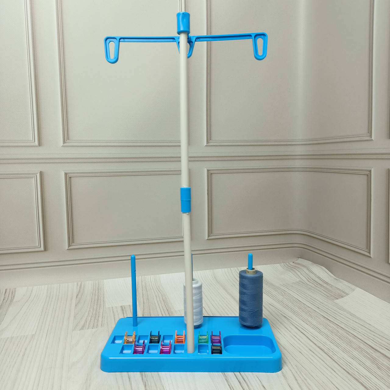 

Стойка-держатель для ниток и шпулек голубая