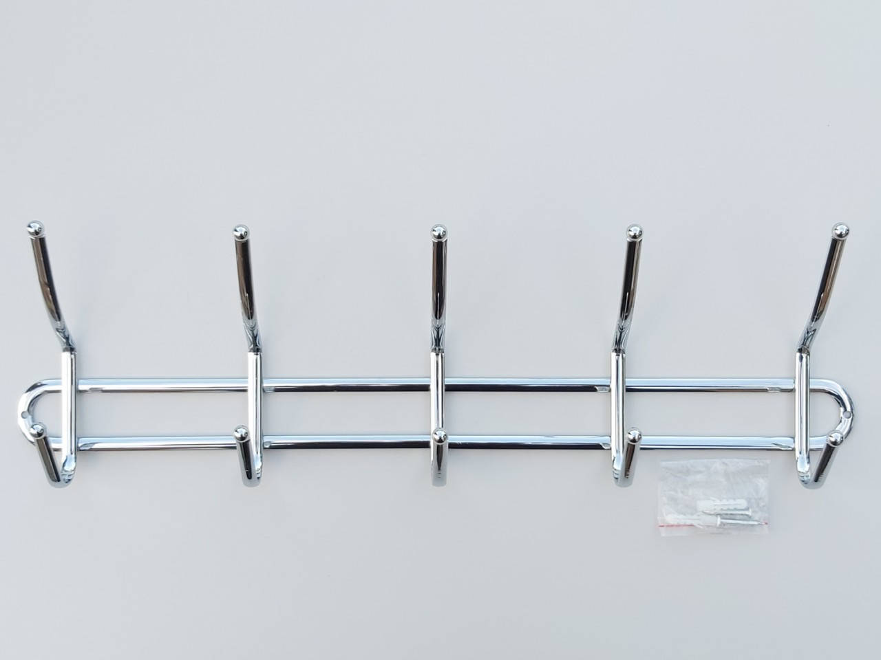 

Длина 46 см. Вешалка настенная ВНК5 металлическая хромированная на 5 крючков