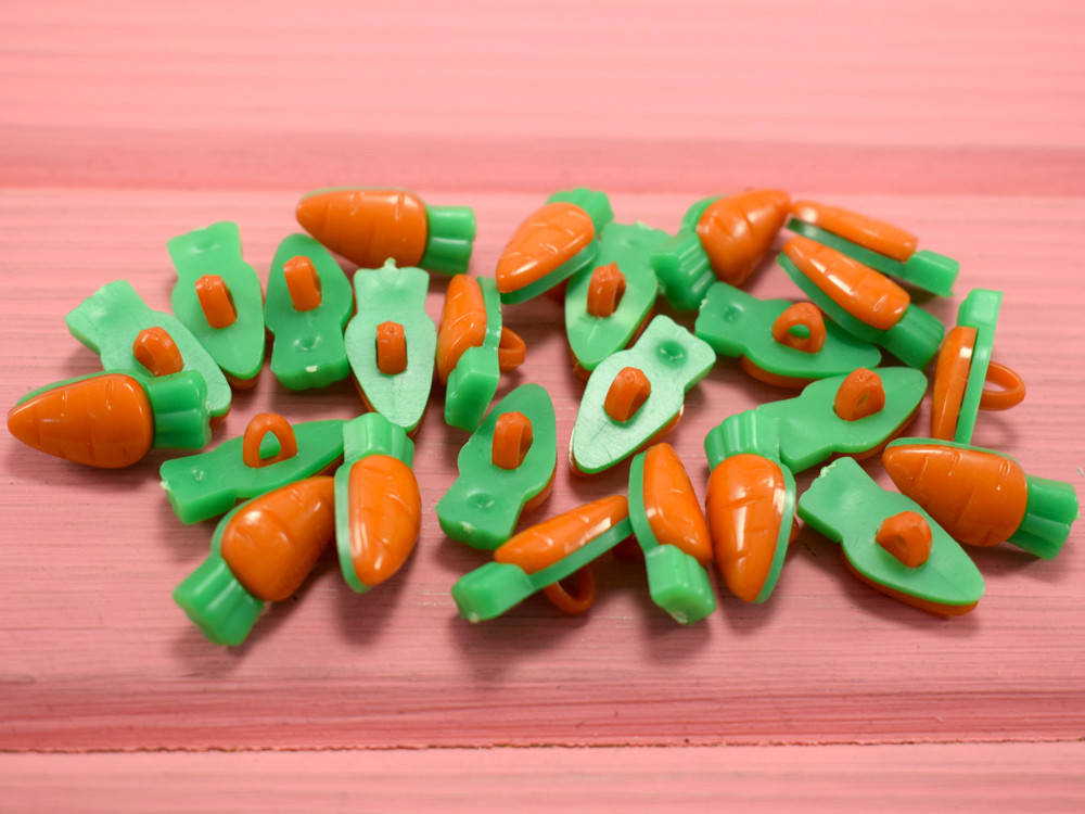 

Пуговки "Морковки" пластиковые (5 шт.), Разные цвета