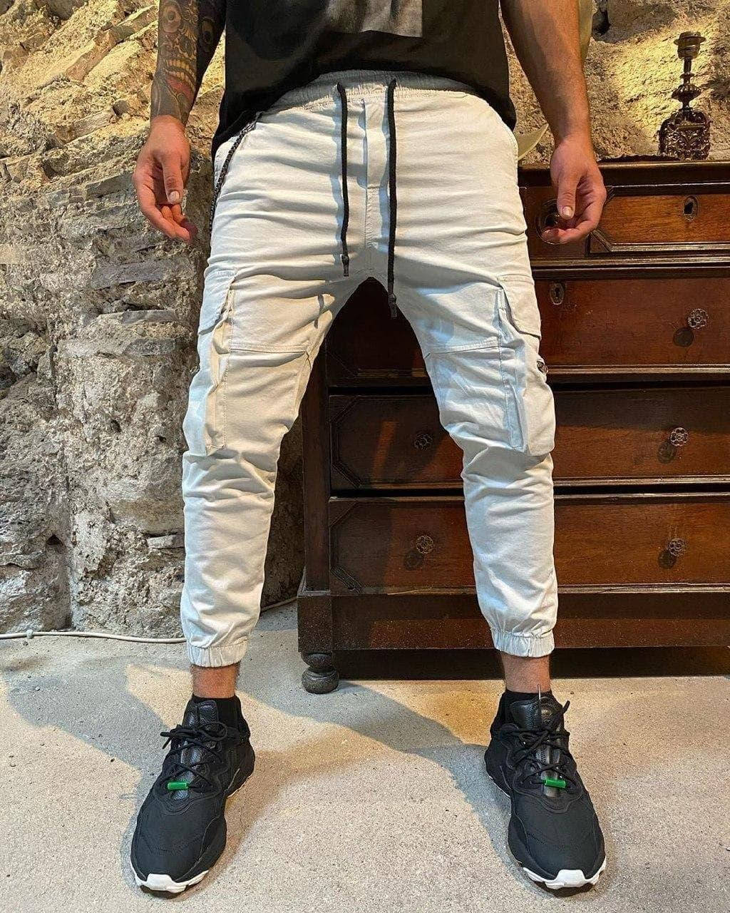 

Мужские стильные качественные брюки-карго с цепочкой на поясе бежевые