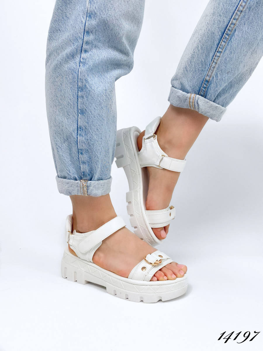 

Женские босоножки белые