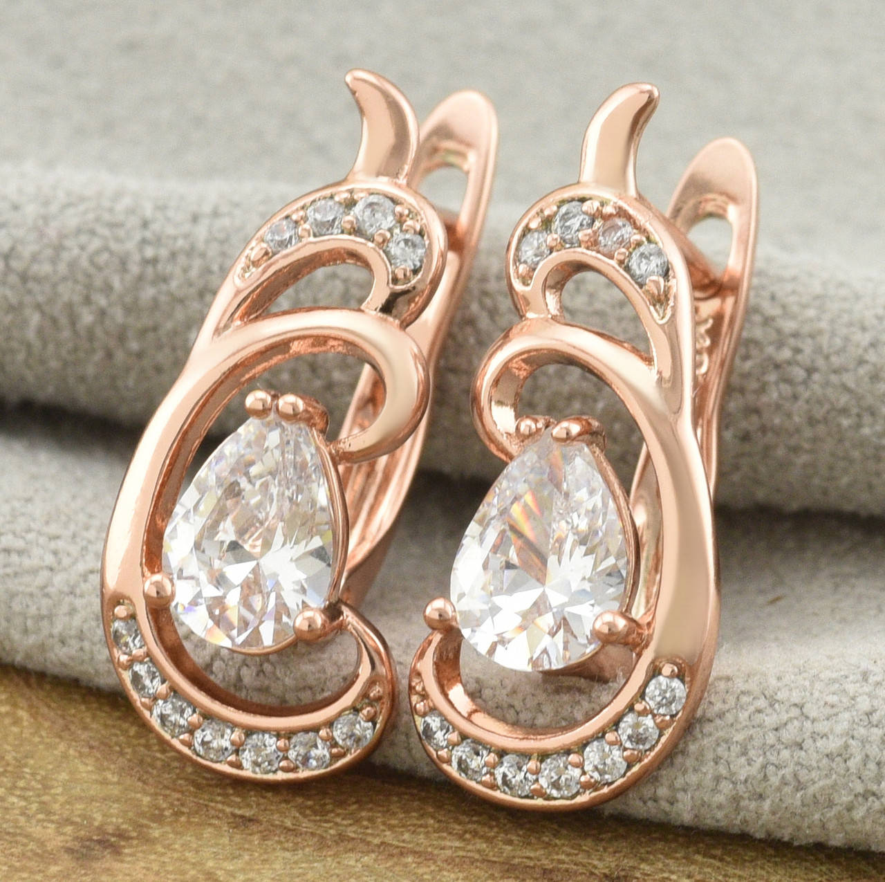 

Серьги Xuping 35204 размер 20х8 мм белые фианиты вес 3. г позолота РО
