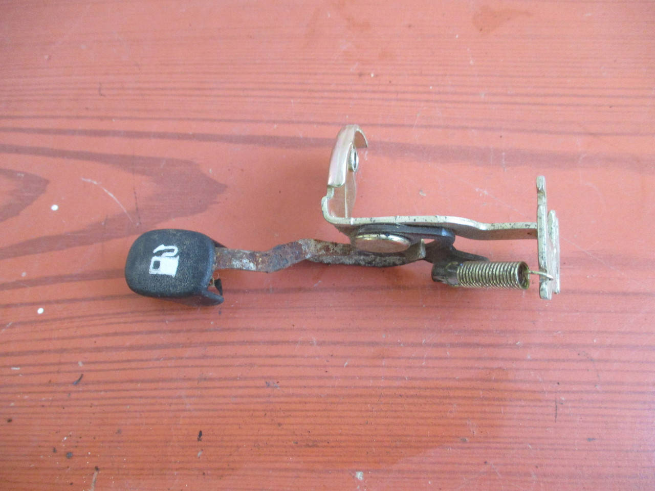 

Ручка открывания бензобака 8157022001 9916512 Hyundai Santa FE 2000-