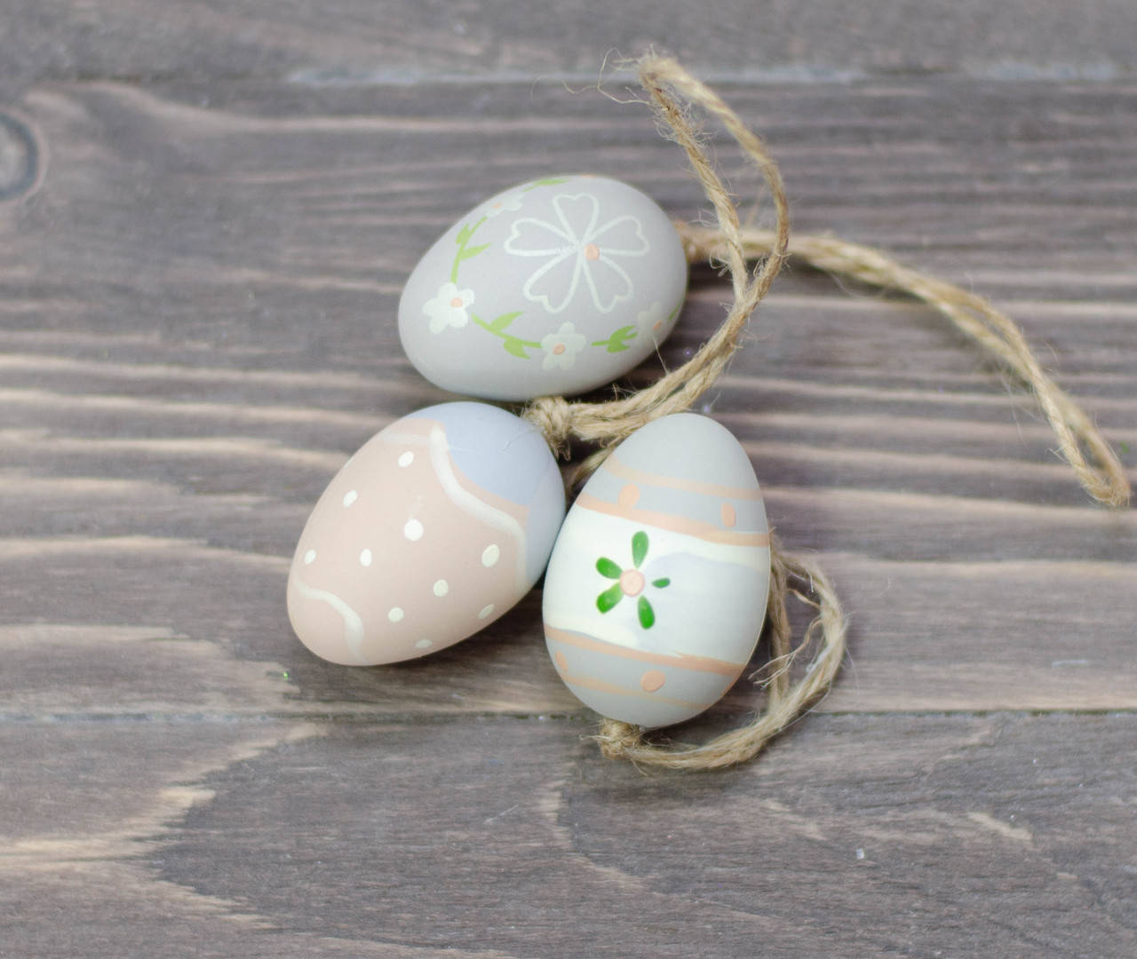 

Яйцо 4 см подвесное серый с серым цветком