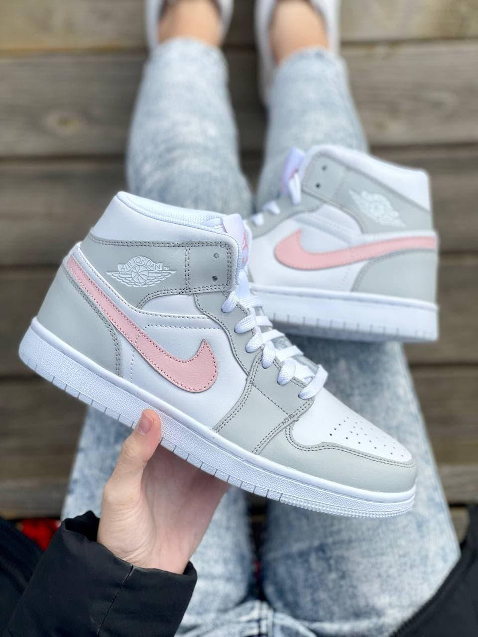 

Женские кроссовки Nike Air Jordan 1 Mid Grey Pink (найк аир джордан 1, серые/розовые), Серый